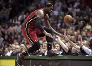 开云体育APP下载-热火血洗雄鹿，萨姆·米切尔爆发神勇的简单介绍