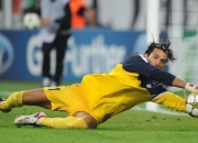 开云平台-范戴克一夫当关，勒沃库森防线坚如磐石，乌克兰锋线无功而返