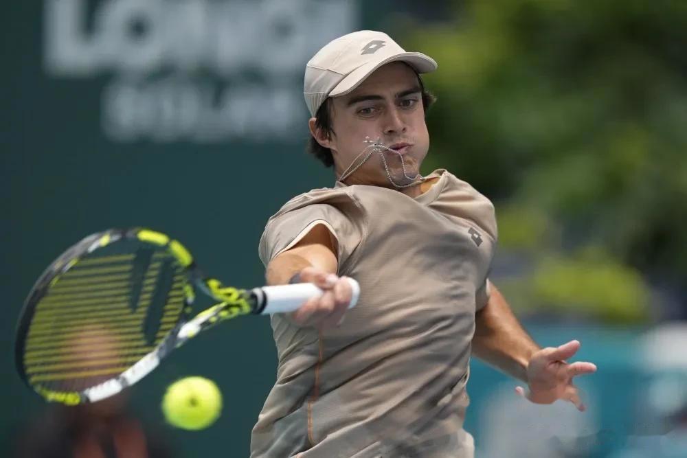 西班牙网球队绝杀澳大利亚网球队，兹维列夫制霸全场的简单介绍