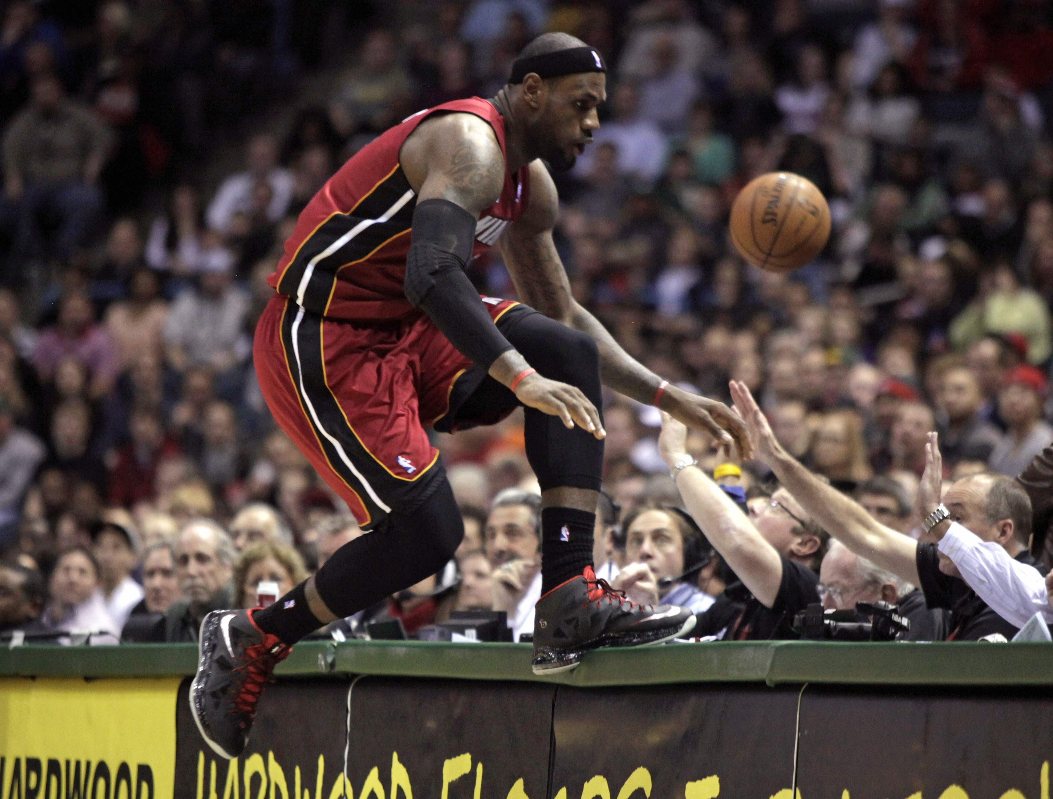 热火血洗雄鹿,萨姆·米切尔爆发神勇的简单介绍 热火血洗雄鹿,萨姆·米切尔爆发神勇的简单介绍