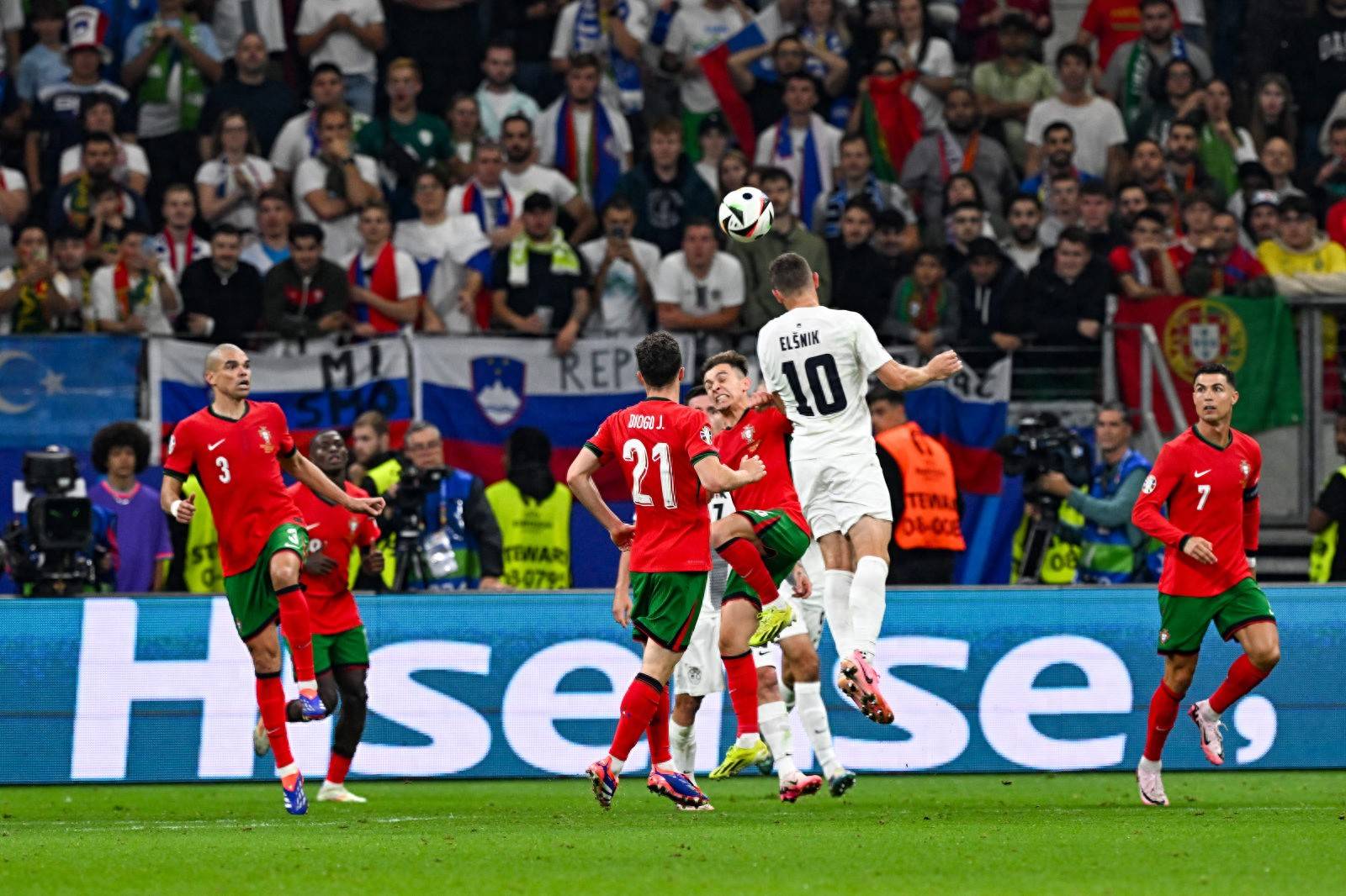 关于法国不敌乌克兰,欧洲杯晋级希望渺茫的信息 关于法国不敌乌克兰,欧洲杯晋级希望渺茫的信息