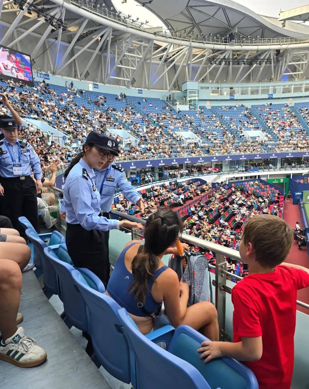 体坛风云:女子球员赢得喝彩的简单介绍 体坛风云:女子球员赢得喝彩的简单介绍