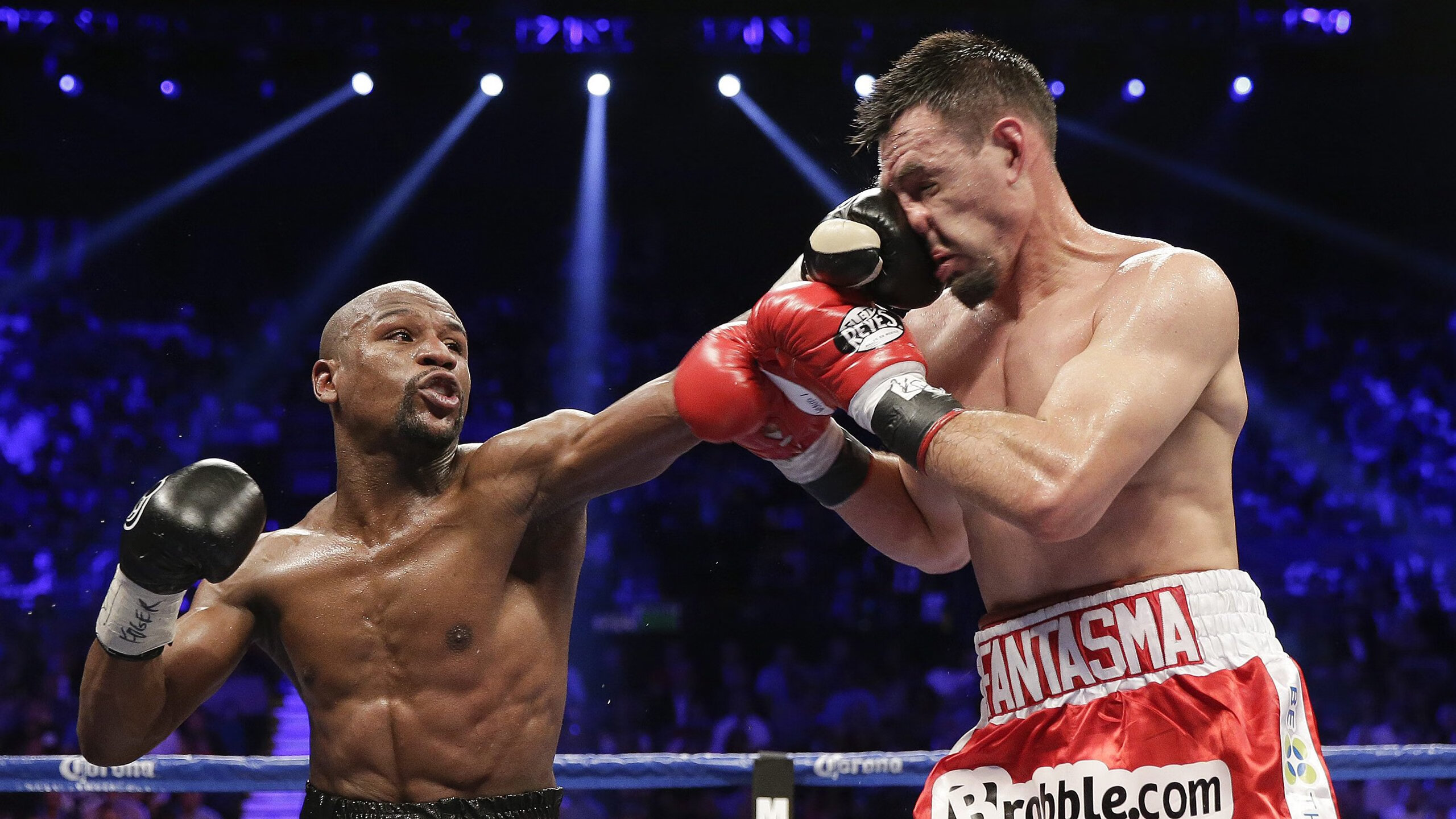 当秘鲁稳稳拿下曼联，三笘薰已在国家德比接管比赛—足球世界的平行宇宙与现实交错